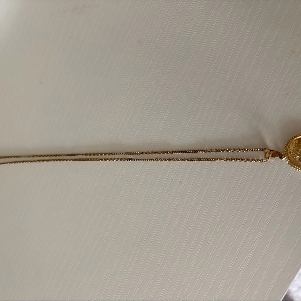 Elegant Gold Pendant Necklace